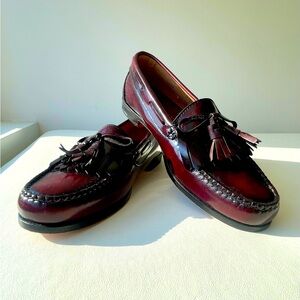 Cole Haan Men’s Burgundy Leather mic toe kittie tassel loafer. Size 9 1/2 D